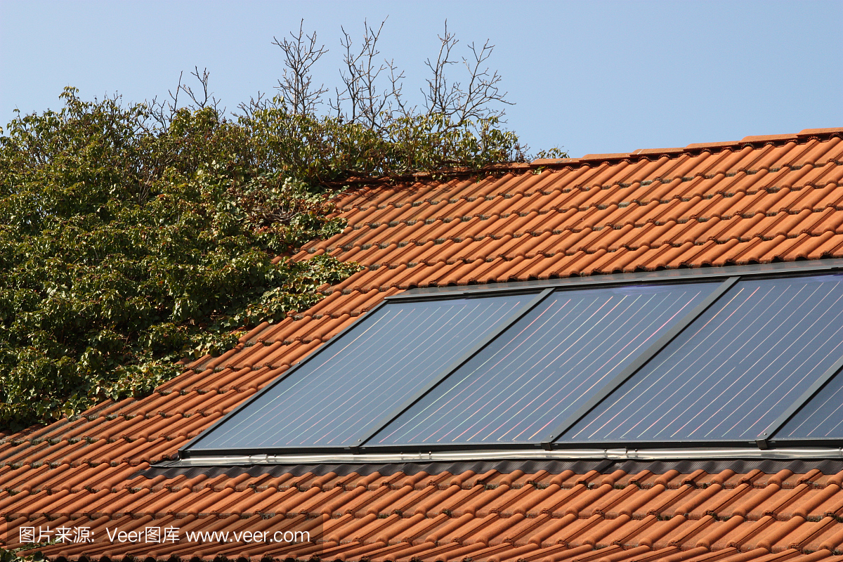 安装太阳能电池板系统的屋顶图像